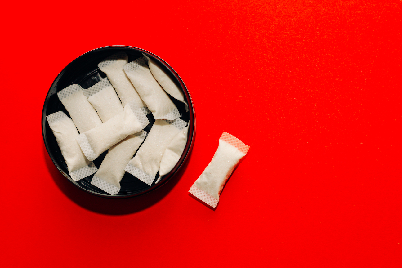 kantong-nikotin-snus-background-merah