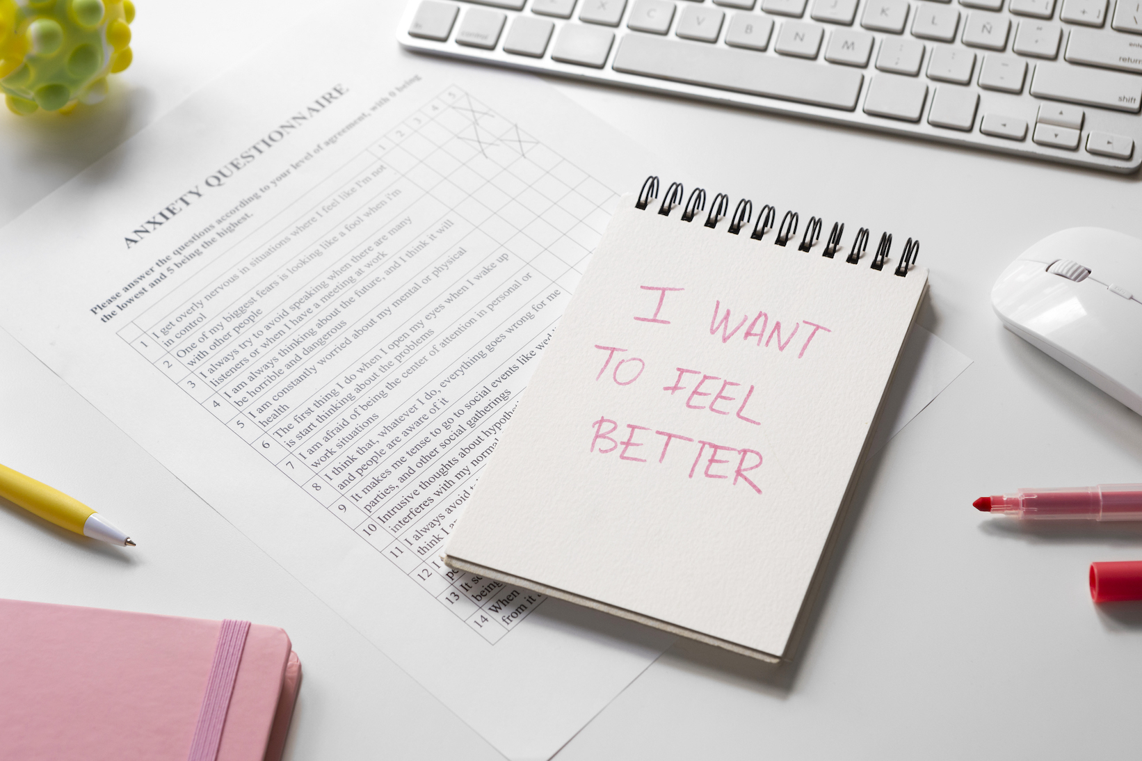 notepad-diatas-meja-denga-keyboard-mouse-notebook-pulpen