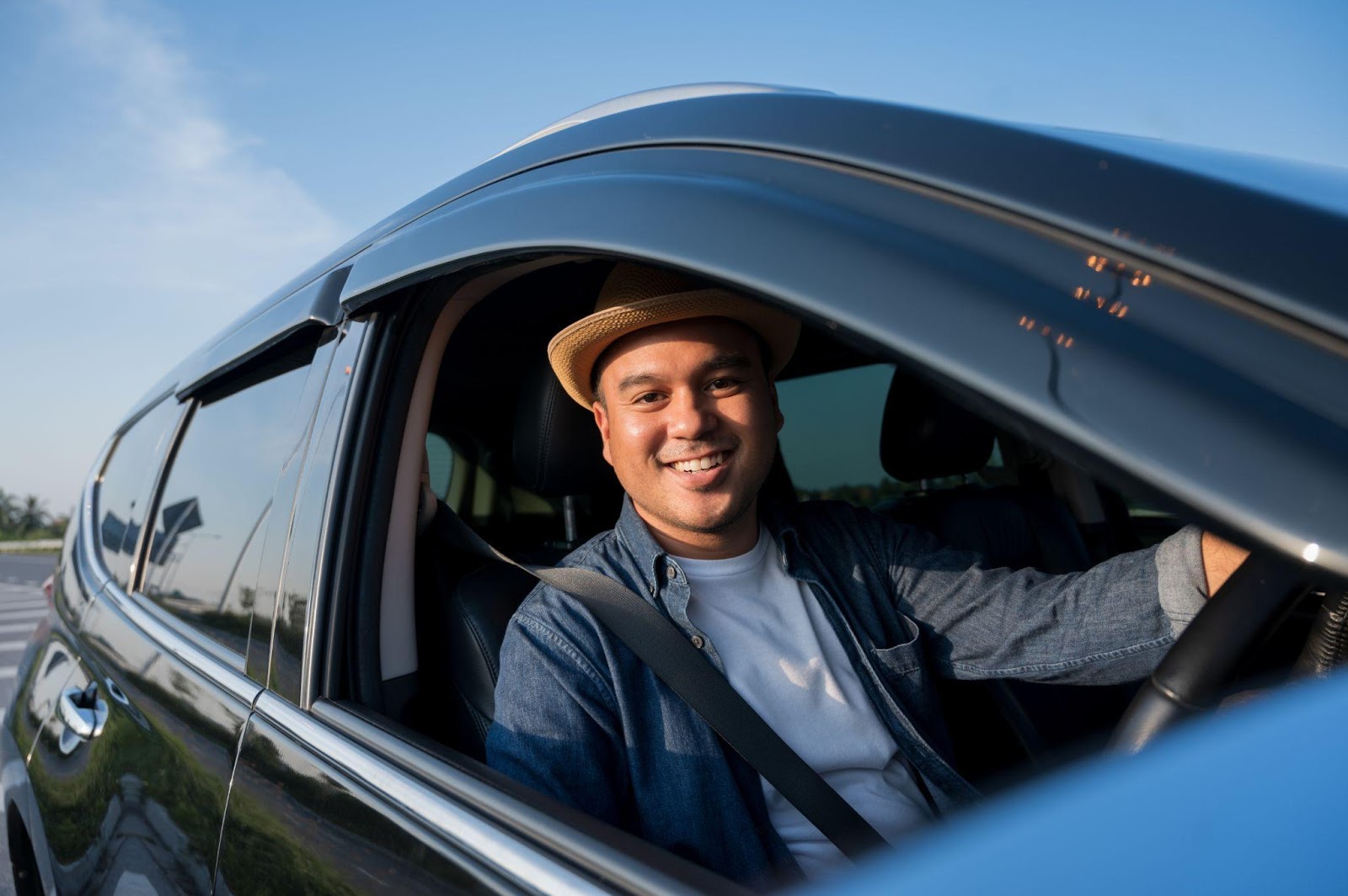 tangan-membersihkan-dashboard-mobil-dengan-lap